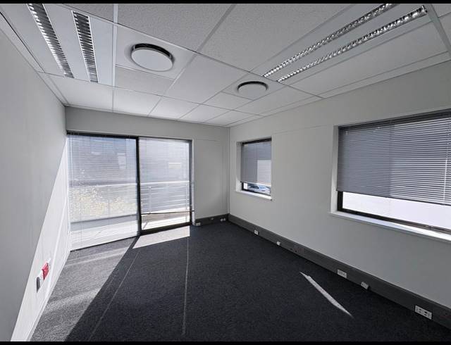 32M² SERVICED OFFICE TO LET IN VORNA VALLEY